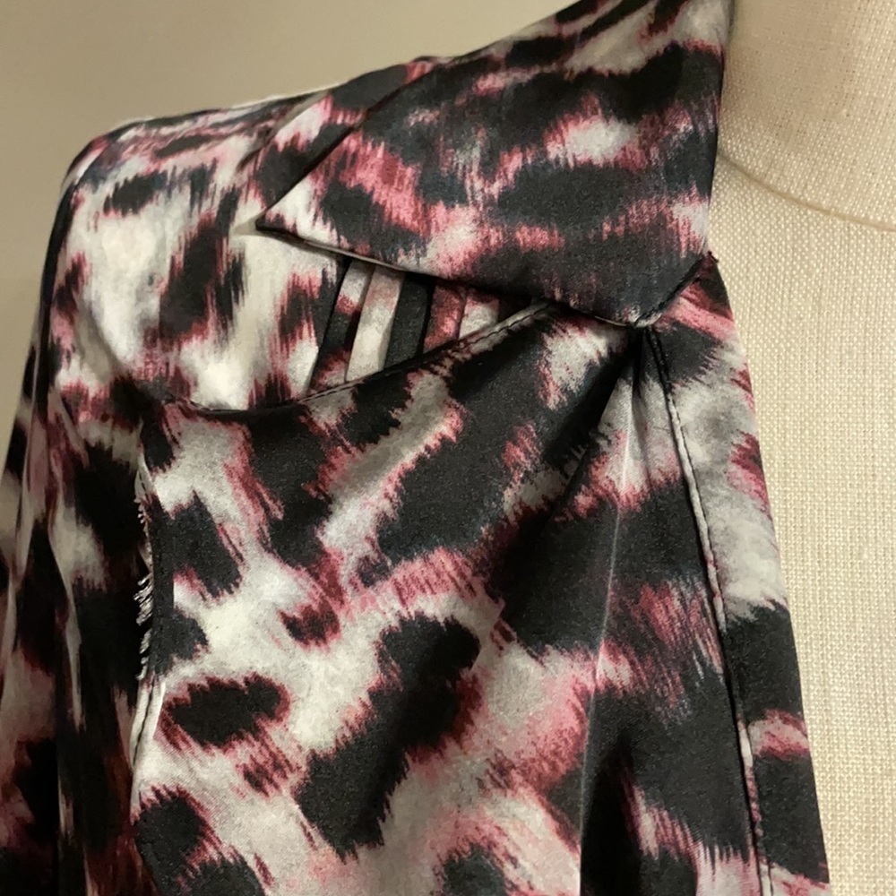 NWOT JONES NEW YORK RUFFLED / PLEATED FRONT BLOUSE. V neckline ANIMAL PRINT Sz S - Picture 8 of 12